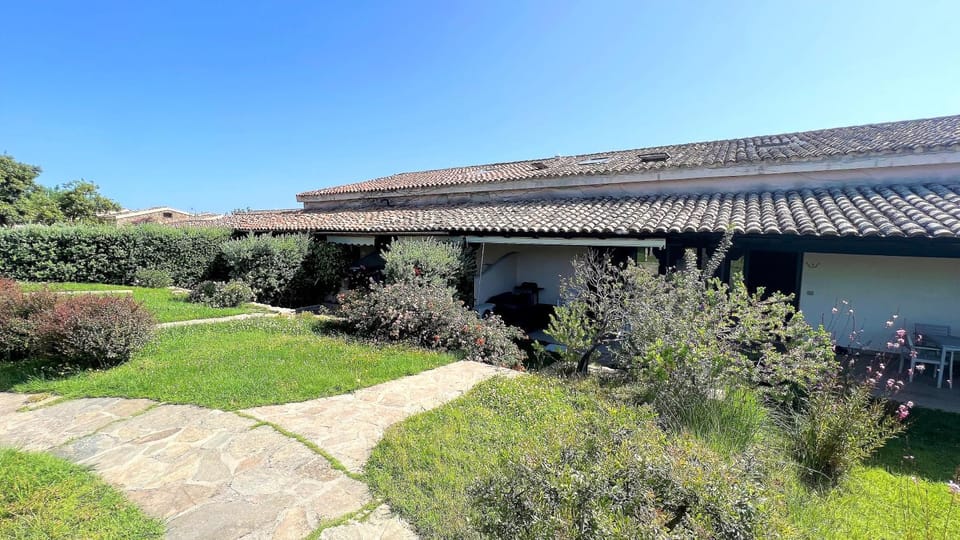 Property building, Patio, Facade/entrance, Garden