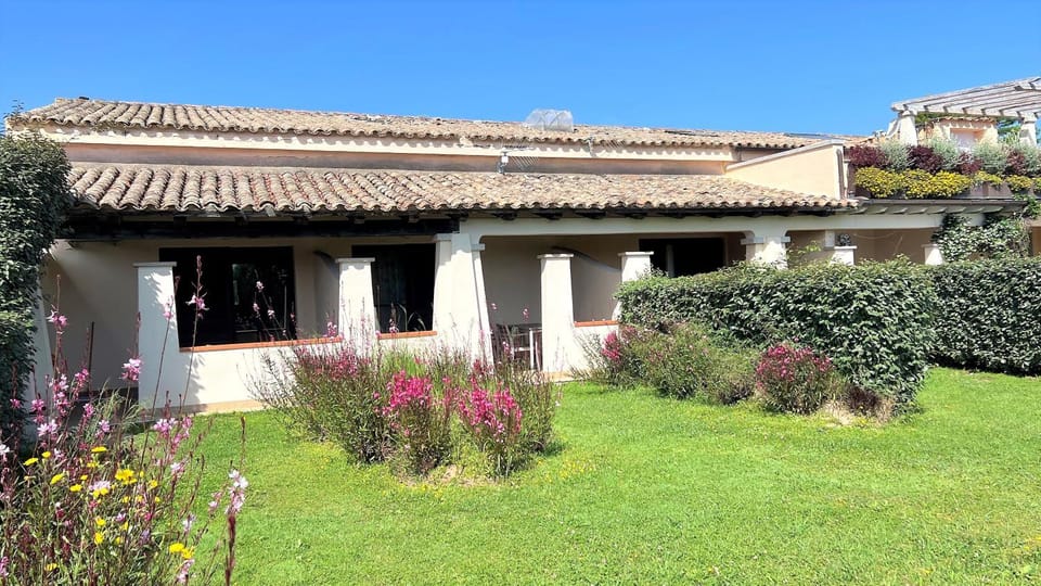 Property building, Patio, Facade/entrance, Garden