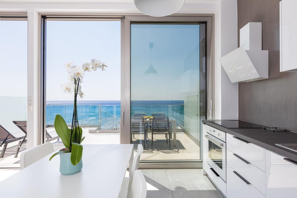 Natural landscape, View (from property/room), Kitchen or kitchenette, Dining area, Beach, Sea view