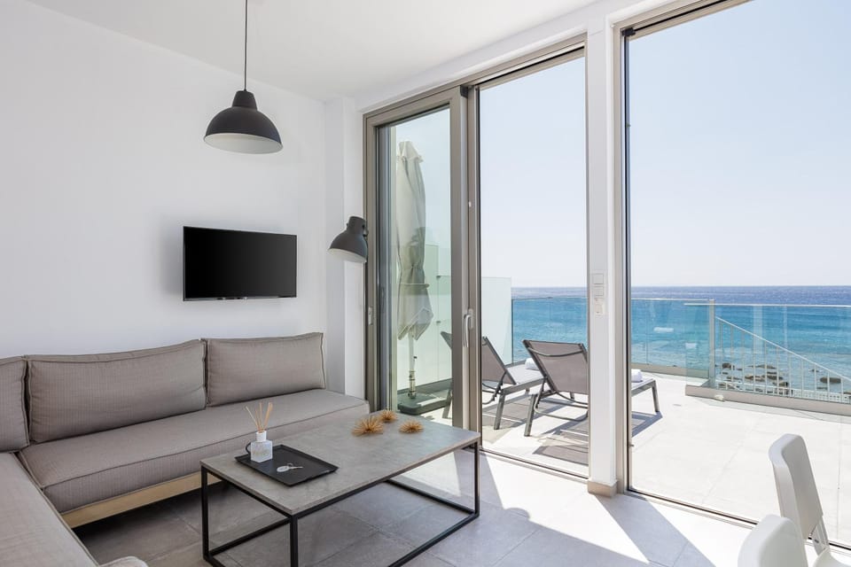 TV and multimedia, View (from property/room), Balcony/Terrace, Living room, Seating area, Beach, Sea view