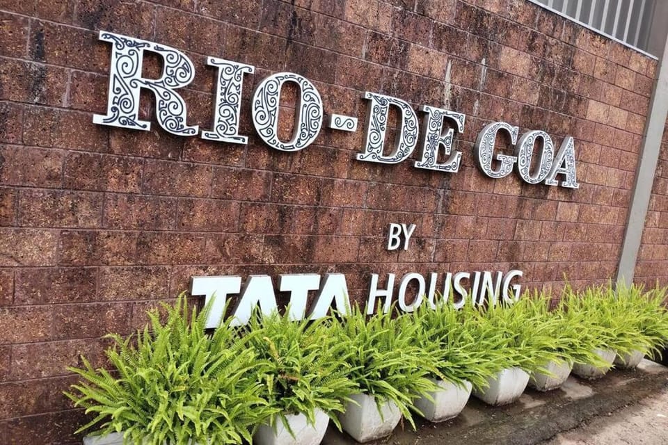 Tata Housing -Garden & pool view-6KM from Airport Apartment in Goa, India