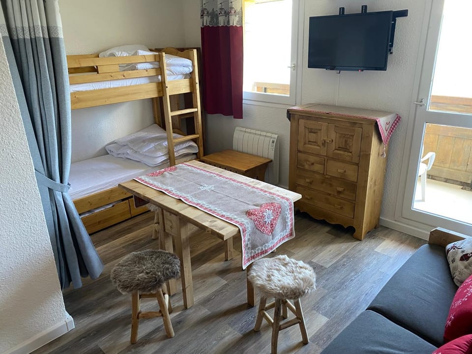 Seating area, bunk bed