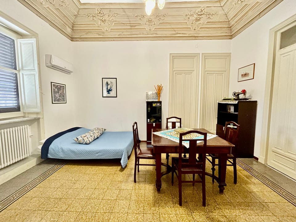 Bed, TV and multimedia, Living room, Photo of the whole room, Seating area, Dining area, Bedroom, hair dresser, air conditioner