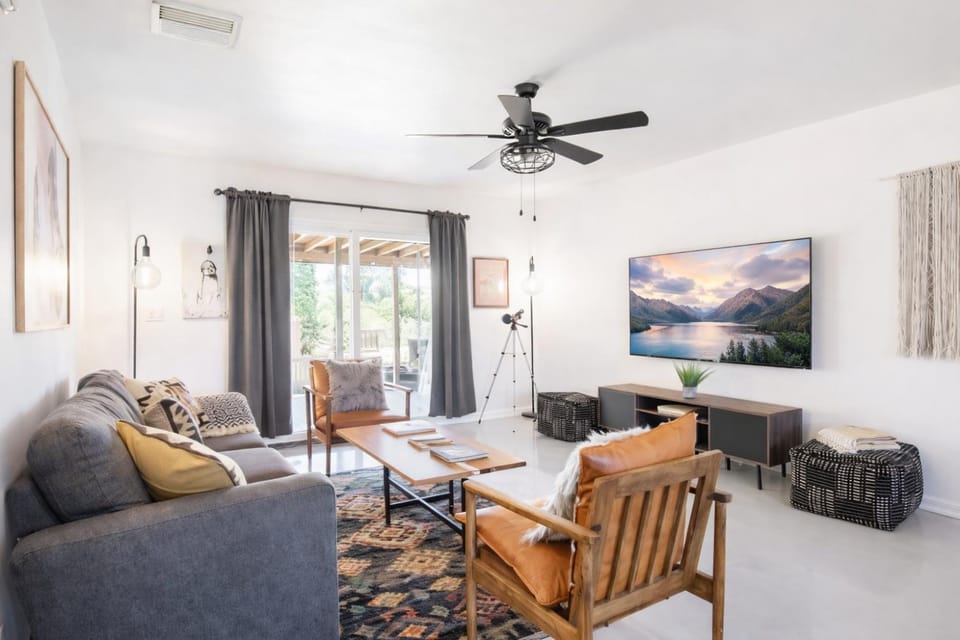 Skyview Stargazing Retreat with Hot Tub House in Yucca Valley