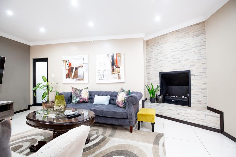URlyfstyle 5 bedrooms 10km from OR Tambo Int Airport Bed and Breakfast in Gauteng