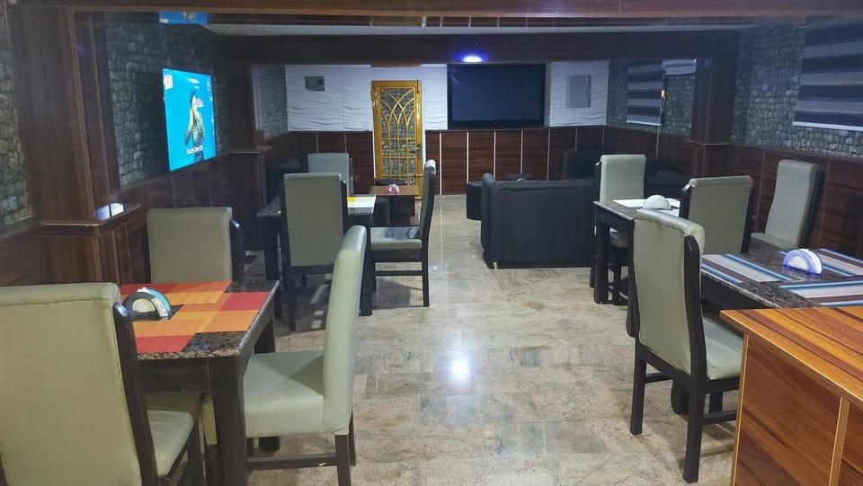 Restaurant/places to eat, Communal lounge/ TV room, Lounge or bar