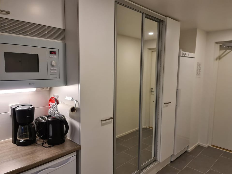 Coffee/tea facilities, Kitchen or kitchenette, wardrobe, kitchen