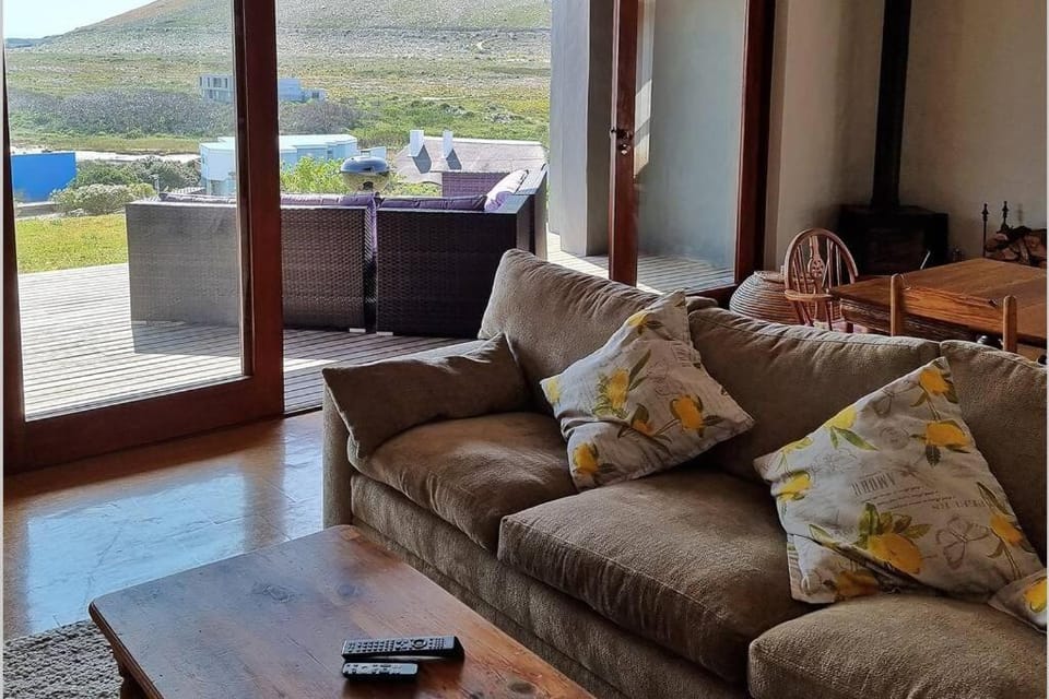 Hilltop Heaven, Walk to beach, Pool, Ocean & River views House in Cape Town
