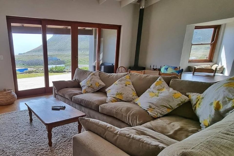 Hilltop Heaven, Walk to beach, Pool, Ocean & River views House in Cape Town