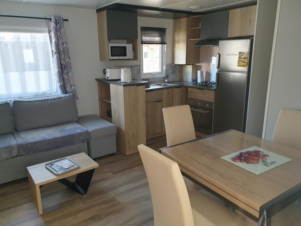 Kitchen or kitchenette, Seating area, Dining area