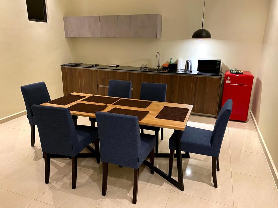 Kitchen or kitchenette, Dining area