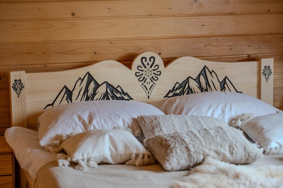 Bed, Bedroom, Mountain view