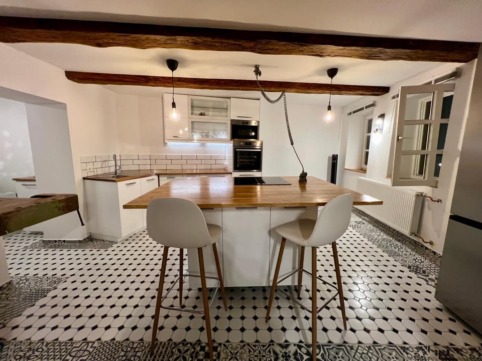 Kitchen or kitchenette, Seating area, Dining area, kitchen