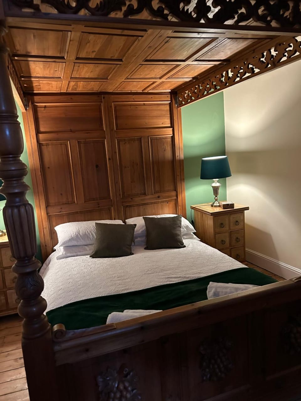 The Buxton Retreat A Luxurious 3-Storey Townhouse with Four Poster Bed and Double Jacuzzi Bath" House in High Peak District