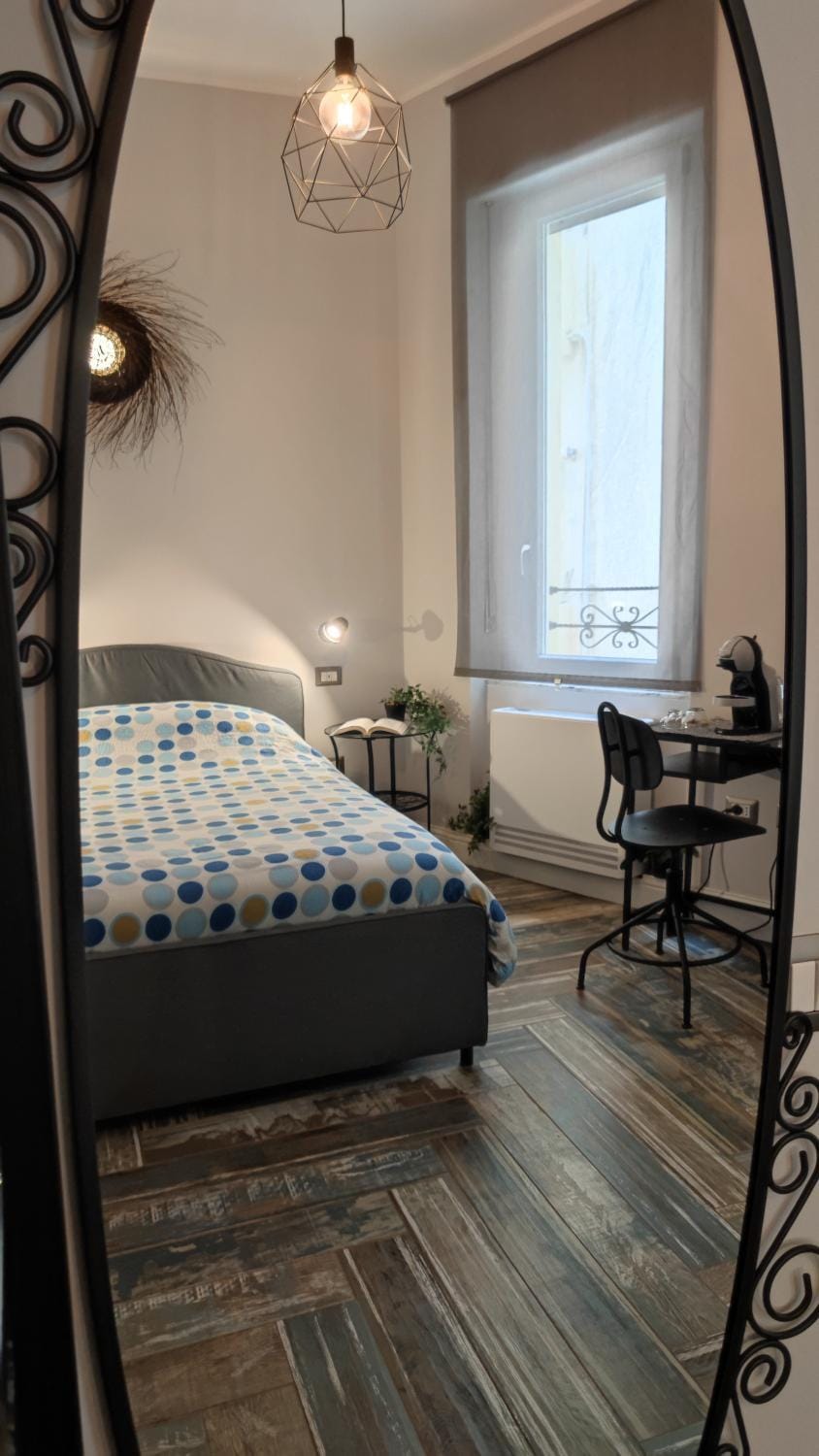 Bed, Seating area, Bedroom, hair dresser