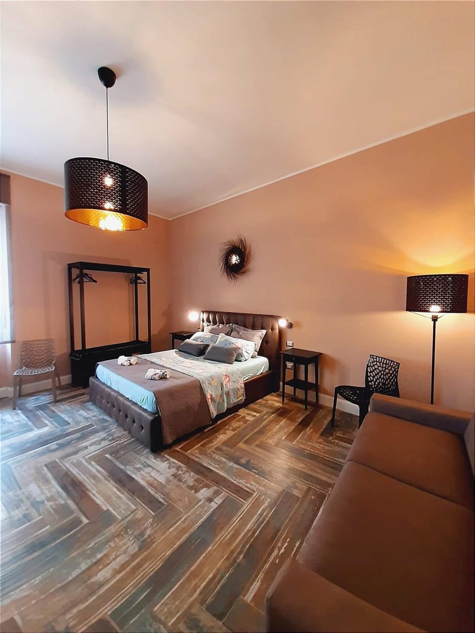 Bed, Seating area, Bedroom, Family