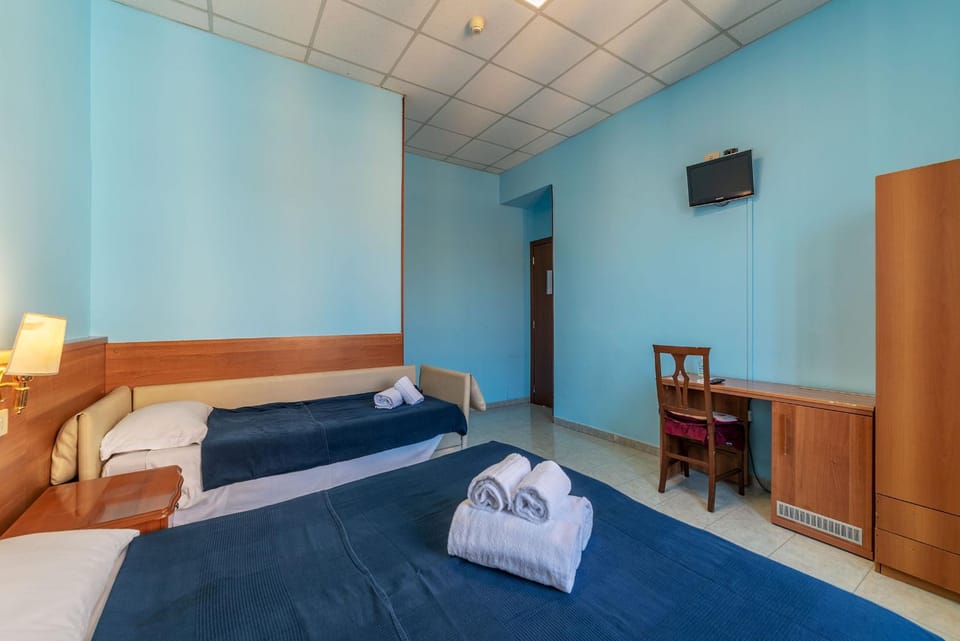 Bed, TV and multimedia, Photo of the whole room, Bedroom, towels