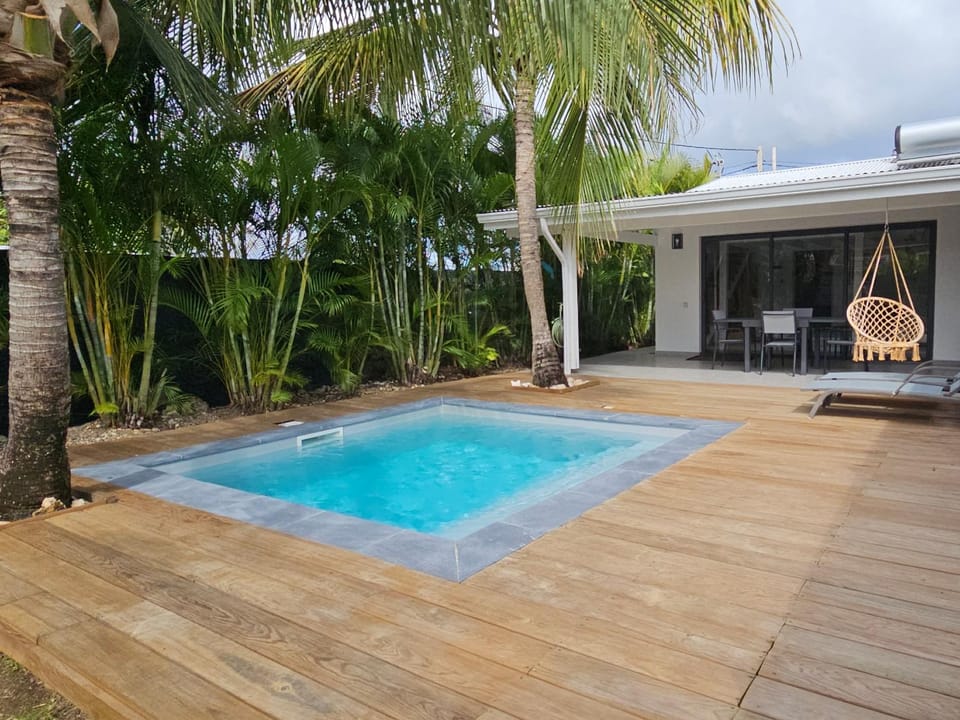 Patio, Swimming pool, sunbed