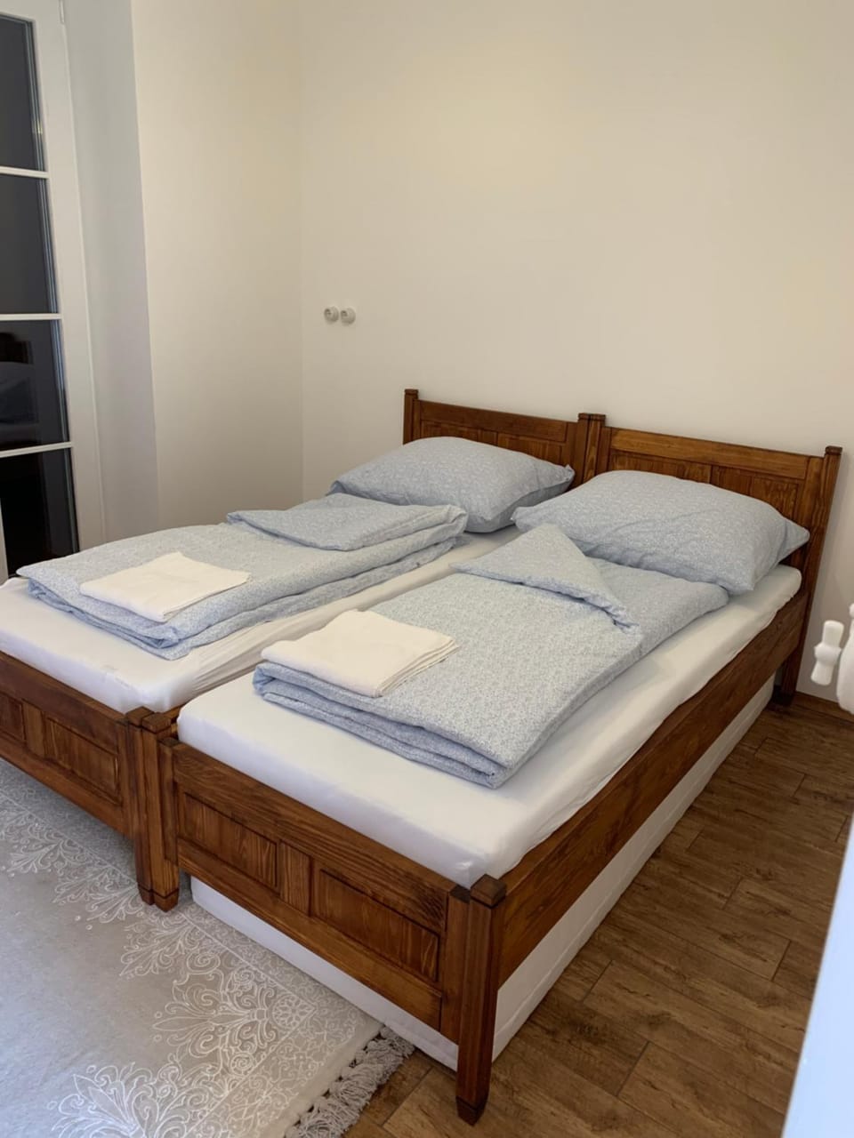 Bed, towels