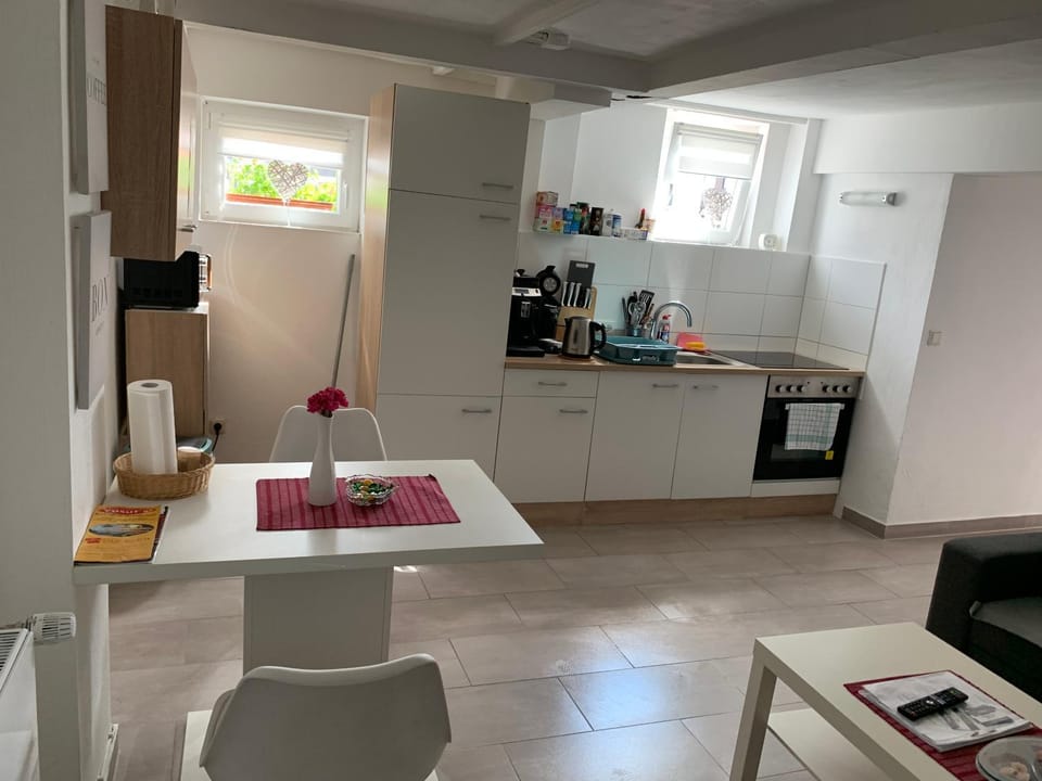 Coffee/tea facilities, Kitchen or kitchenette, Dining area, oven, stove, toaster