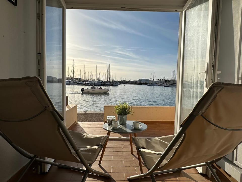 View (from property/room), Balcony/Terrace, Seating area, Sea view, sunbed