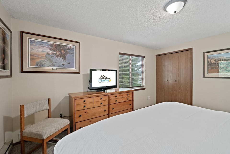 Bed, TV and multimedia, Bedroom