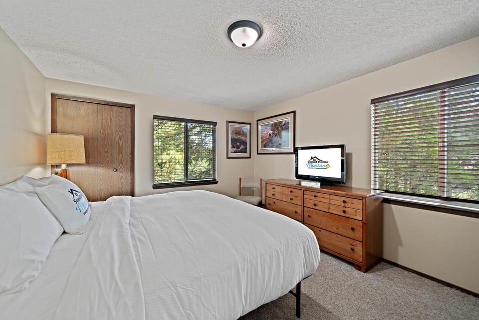 Bed, TV and multimedia, Bedroom
