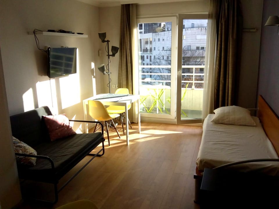 7 min Walk Metro Line 1-La Defense Charras Apartment in Puteaux