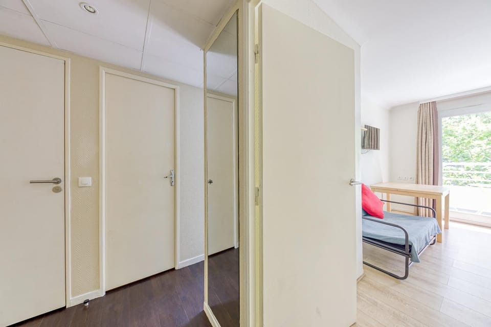 7 min Walk Metro Line 1-La Defense Charras Apartment in Puteaux