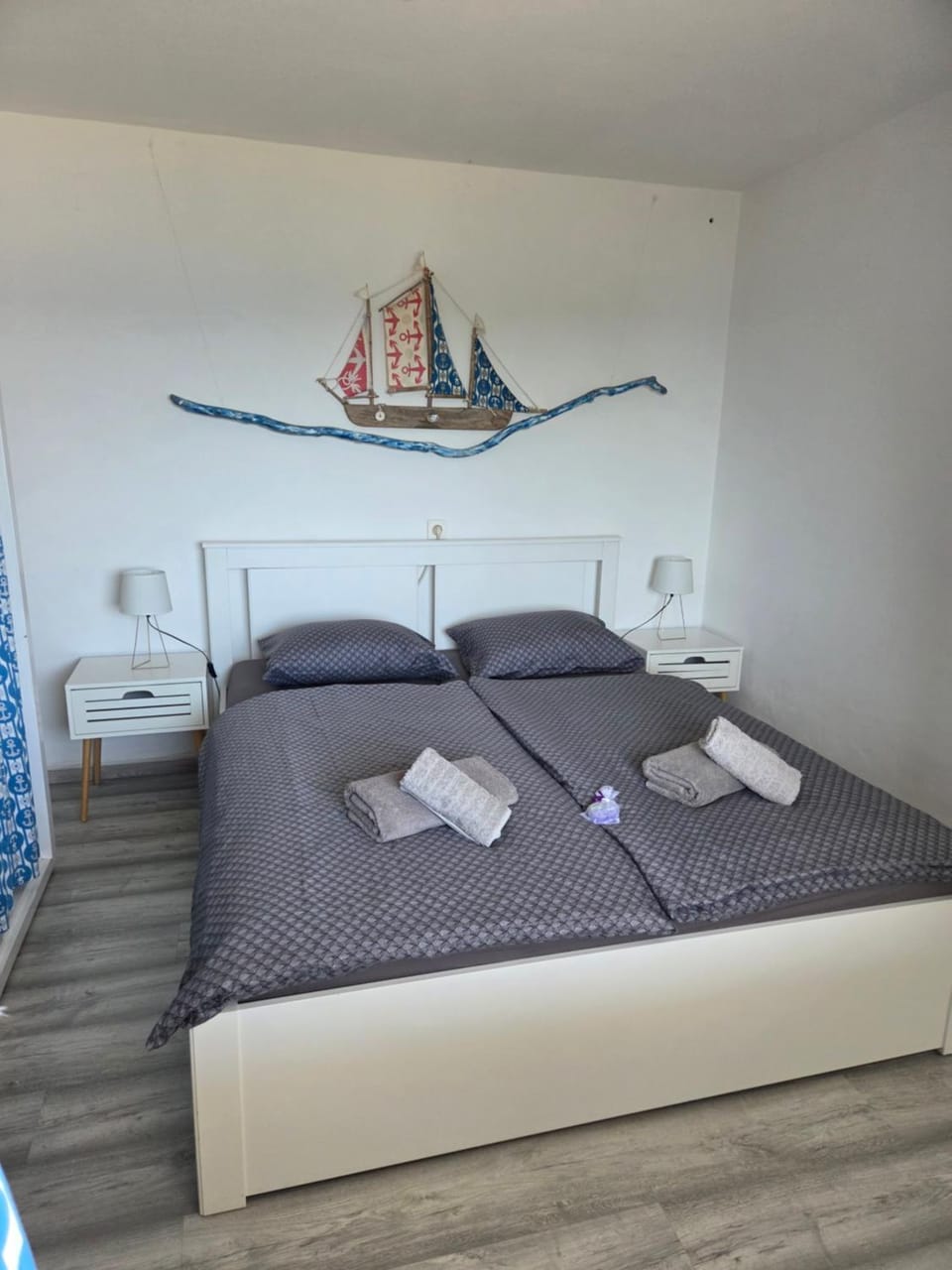 Bed, Bedroom, towels