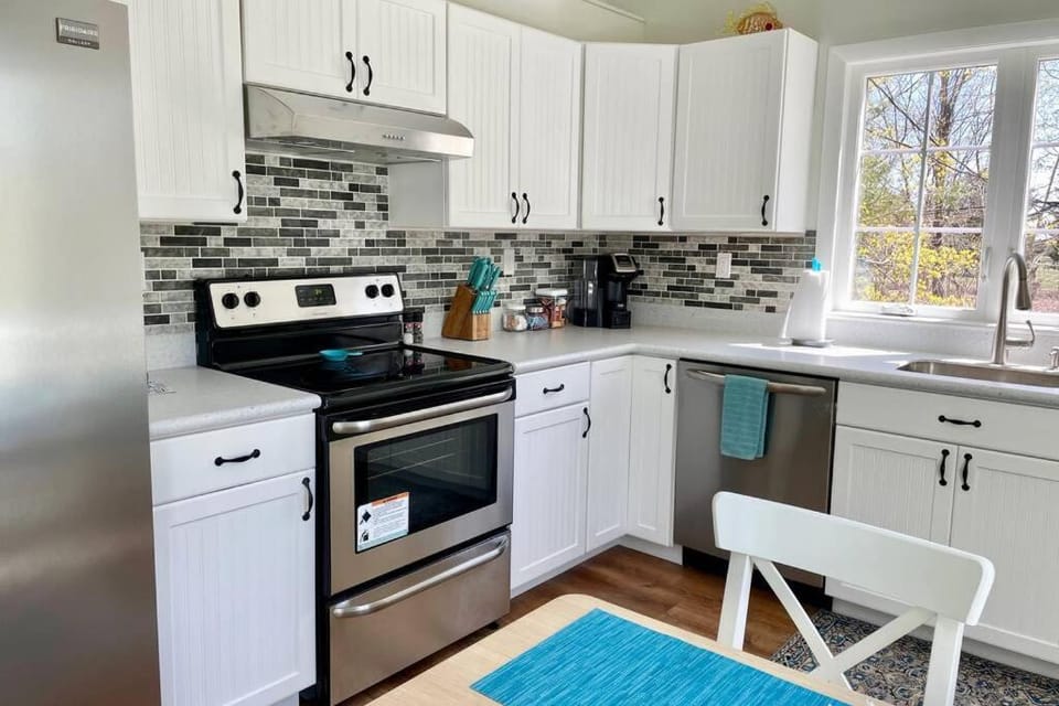 Newly Renovated Carriage House Near Town & Beaches Apartment in Clinton