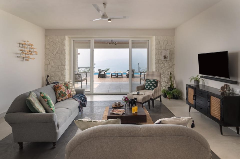 Communal lounge/ TV room, Living room, Seating area