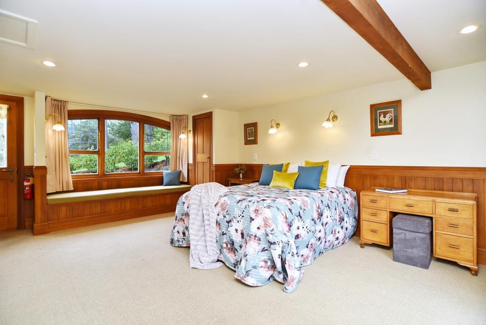 Bed, Seating area, Bedroom
