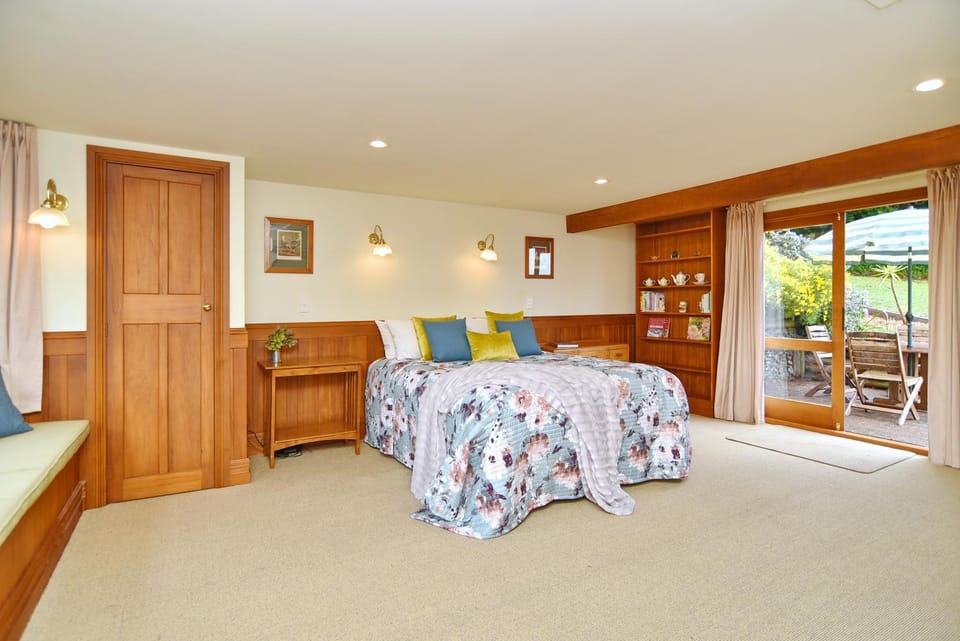 Bed, Seating area, Bedroom