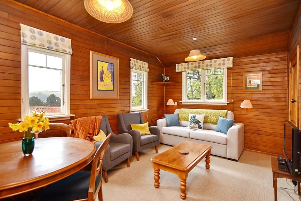 TV and multimedia, Seating area, Dining area