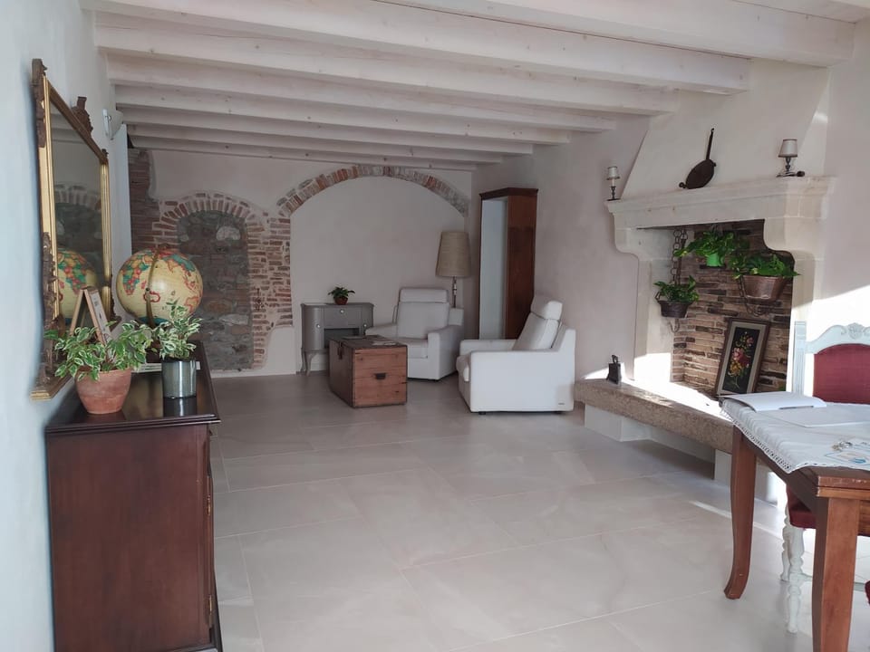 Communal lounge/ TV room, Lobby or reception