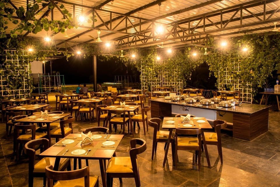 Restaurant/places to eat, Nightclub / DJ, Living room, Banquet/Function facilities, Seating area