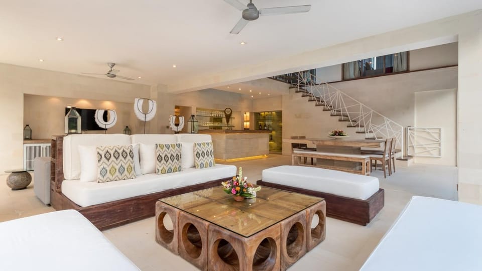 Activities, Living room, Seating area, Dining area, oven