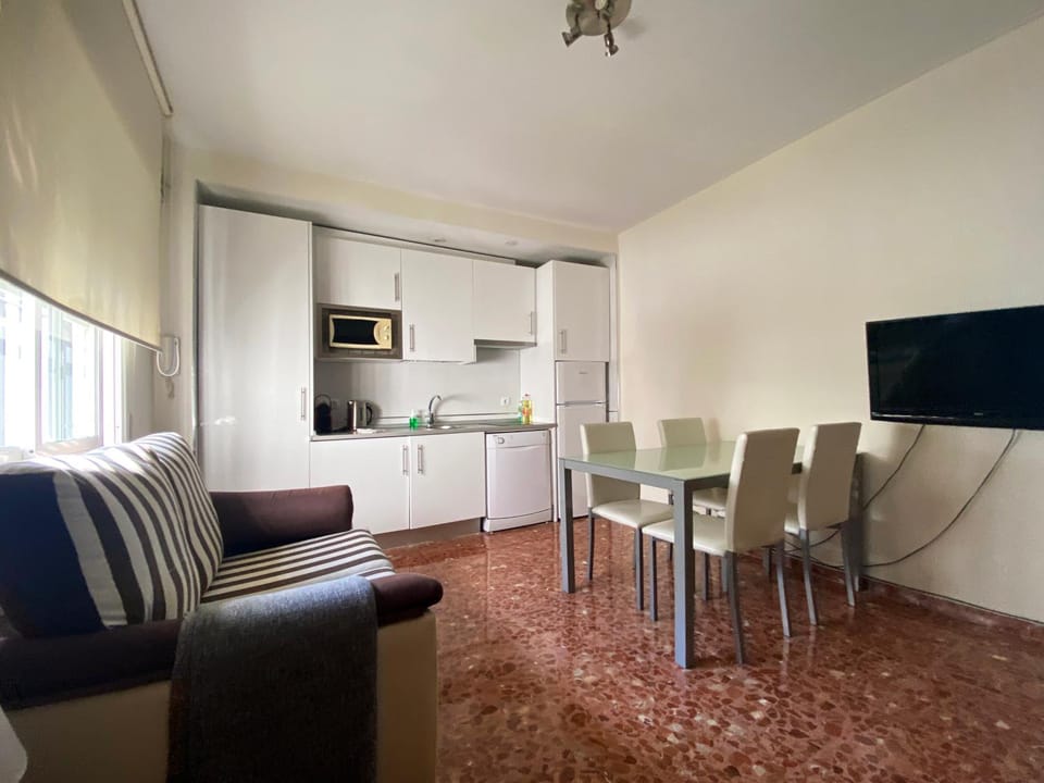 Communal lounge/ TV room, TV and multimedia, Kitchen or kitchenette, Living room, Seating area, Dining area, minibar, stove, air conditioner