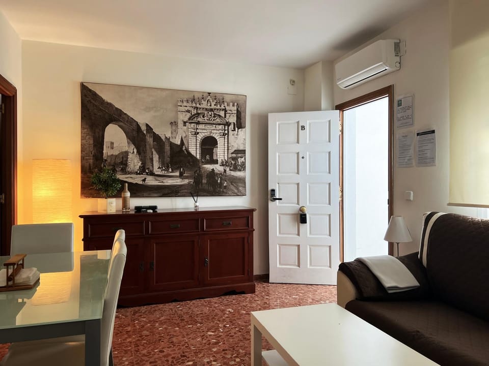 TV and multimedia, Living room, Photo of the whole room, Dining area, air conditioner