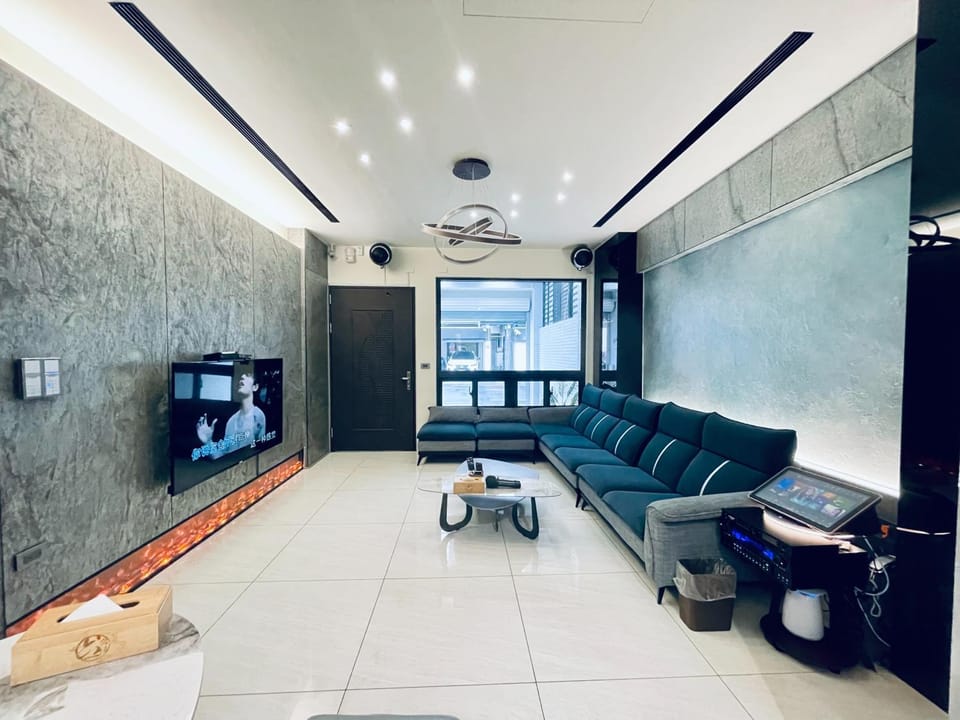 Communal lounge/ TV room, TV and multimedia, Living room, Seating area, Evening entertainment