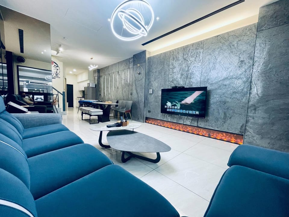 Communal lounge/ TV room, Activities, TV and multimedia, Living room, Seating area, Evening entertainment, Entertainment