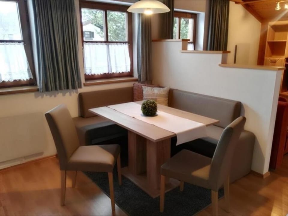 Seating area, Dining area