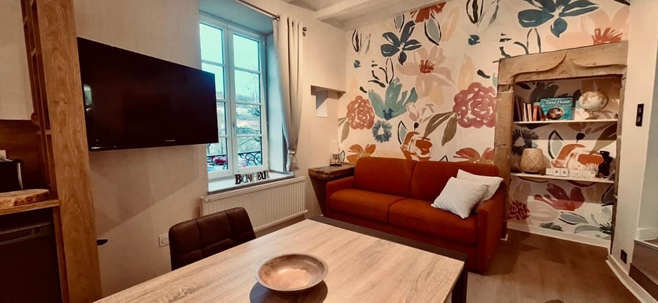TV and multimedia, Kitchen or kitchenette, Living room, Seating area, Dining area