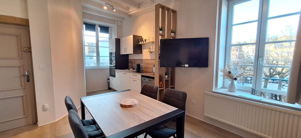 TV and multimedia, Kitchen or kitchenette, Living room, Seating area, Dining area