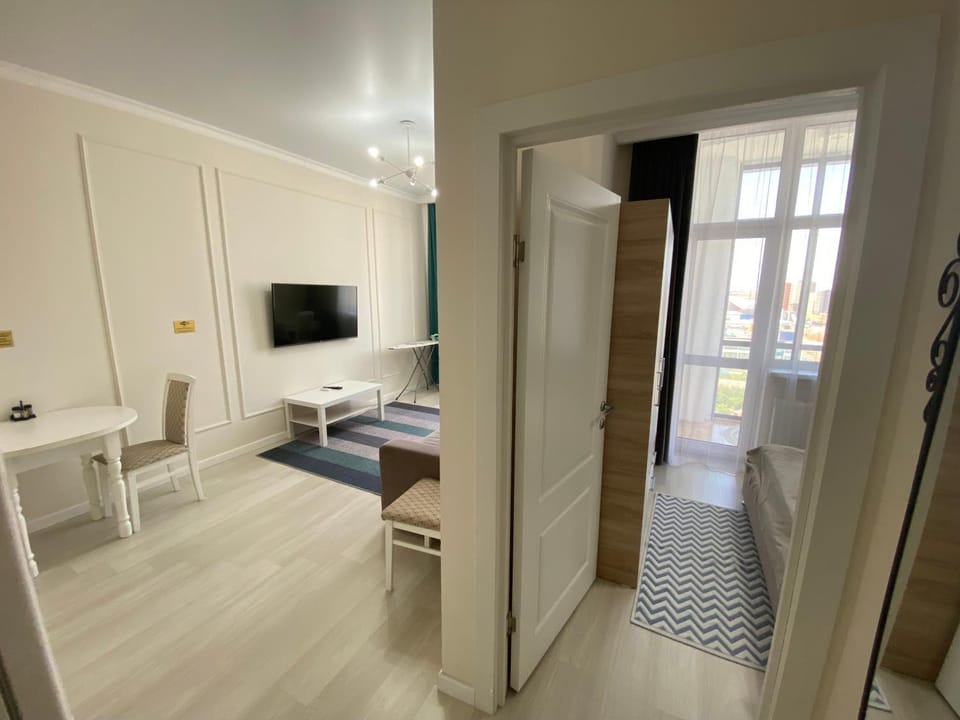 Bed, TV and multimedia, Living room, Photo of the whole room, Seating area, Dining area, Bedroom, hair dresser, wardrobe