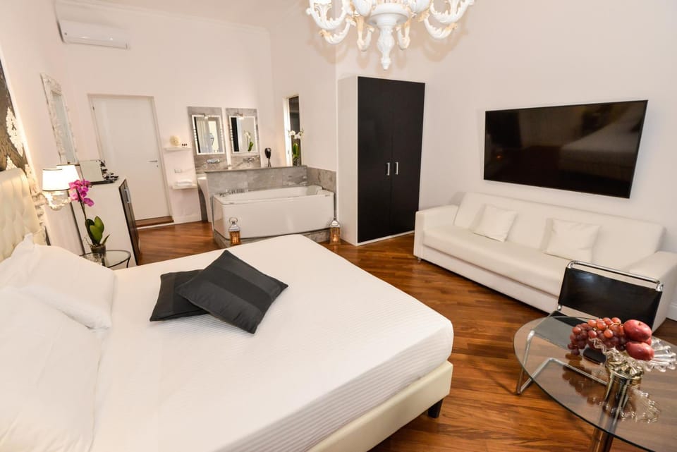 TV and multimedia, Photo of the whole room, Seating area, oven, safe, wardrobe