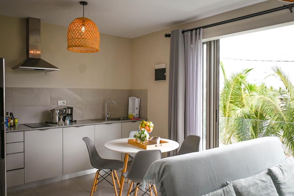 Coffee/tea facilities, Kitchen or kitchenette, Seating area, Dining area