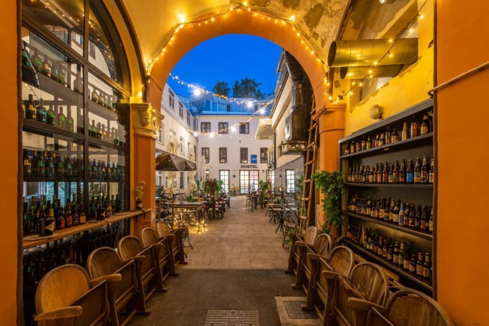 Property building, Patio, Restaurant/places to eat, Food close-up, Seating area, wedding, acessibility