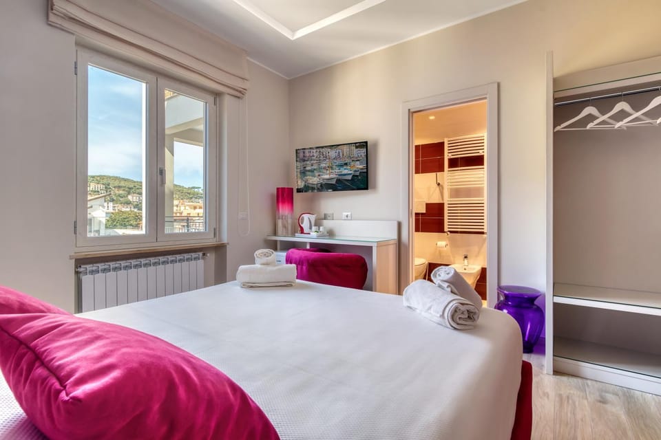 Bathroom, Bedroom, City view